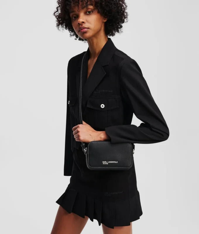 BOLSA PARA CÁMARA CON LOGOTIPO METÁLICO BOLSA PARA CÁMARA CON LOGOTIPO METÁLICO