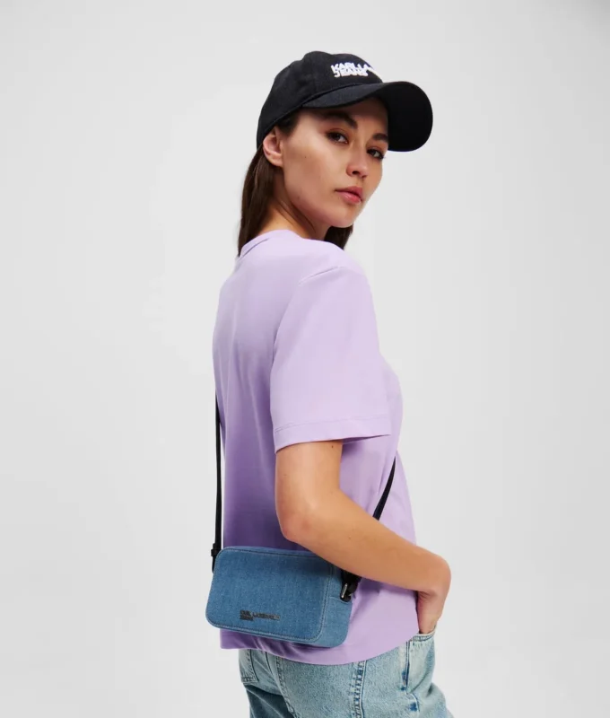 BOLSA PARA CÁMARA DE DENIM CON LOGOTIPO METÁLICO BOLSA PARA CÁMARA DE DENIM CON LOGOTIPO METÁLICO