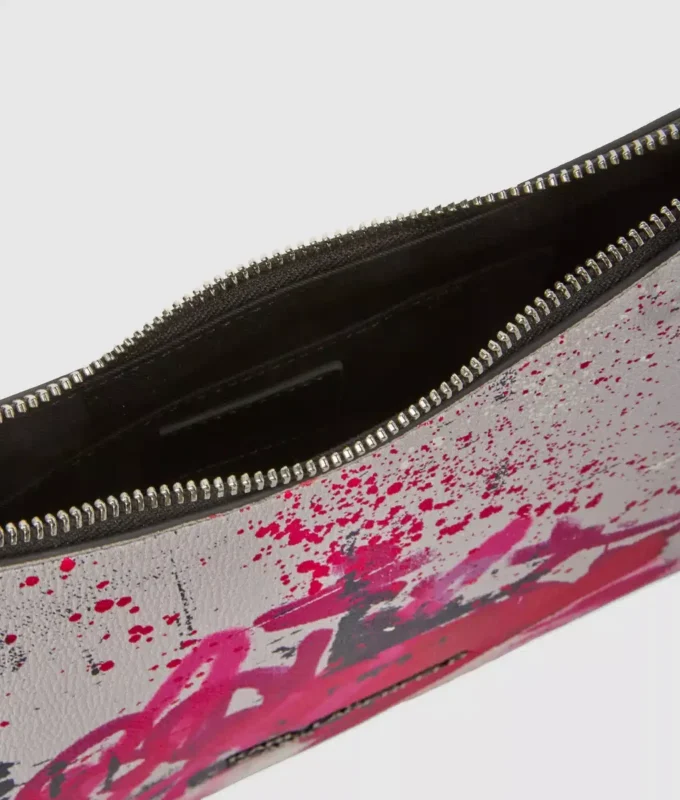 Bolso bandolera con estampado graffiti Bolso bandolera con estampado graffiti