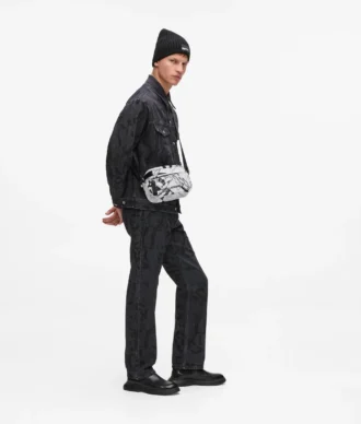 Bolso bandolera con estampado gráfico integral