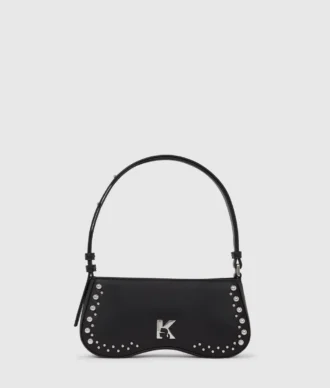 Bolso bandolera con tachuelas y gafas de sol