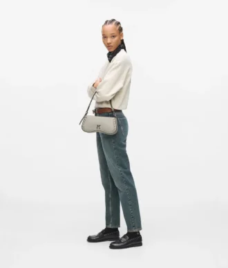 Bolso bandolera con tachuelas y gafas de sol