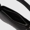 Bolso bandolera con tachuelas y gafas de sol Bolso bandolera con tachuelas y gafas de sol