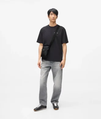 Bolso bandolera minimalista con logotipo