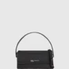 Bolso con asa superior y logotipo metálico Bolso con asa superior y logotipo metálico