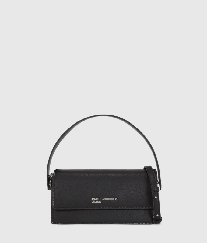 Bolso con asa superior y logotipo metálico Bolso con asa superior y logotipo metálico