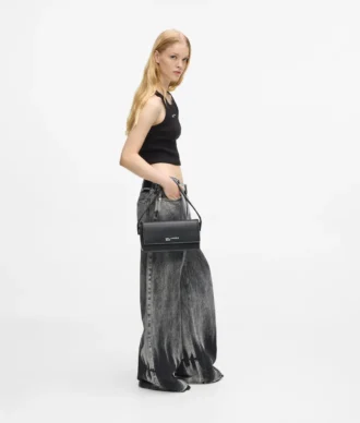 Bolso con asa superior y logotipo metálico