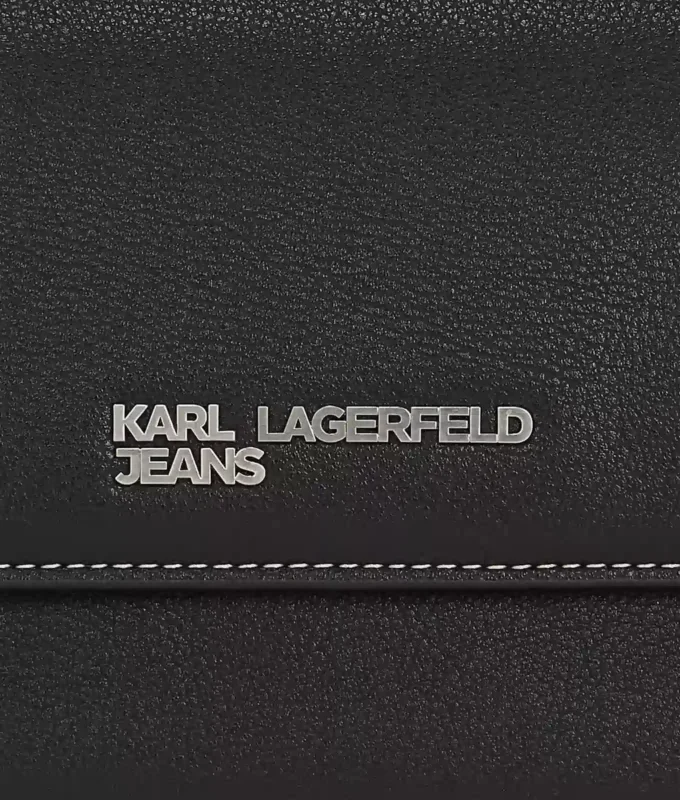 Bolso con asa superior y logotipo metálico Bolso con asa superior y logotipo metálico