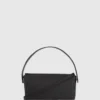 Bolso con asa superior y logotipo metálico Bolso con asa superior y logotipo metálico
