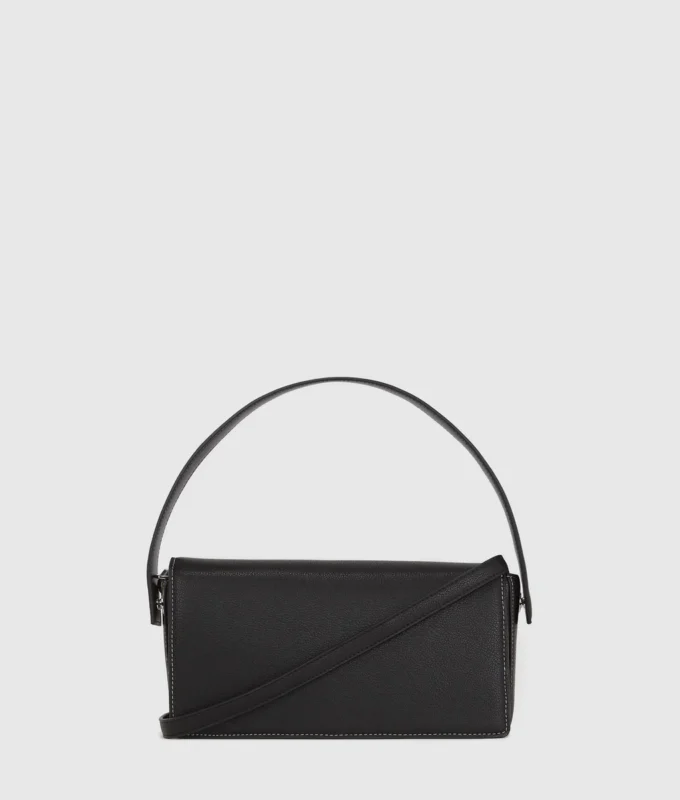 Bolso con asa superior y logotipo metálico Bolso con asa superior y logotipo metálico
