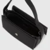 Bolso con asa superior y logotipo metálico Bolso con asa superior y logotipo metálico