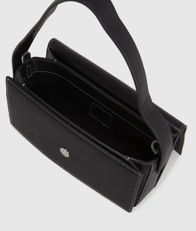 Bolso con asa superior y logotipo metálico Bolso con asa superior y logotipo metálico