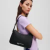 BOLSO DE HOMBRO CON LOGOTIPO METÁLICO BOLSO DE HOMBRO CON LOGOTIPO METÁLICO