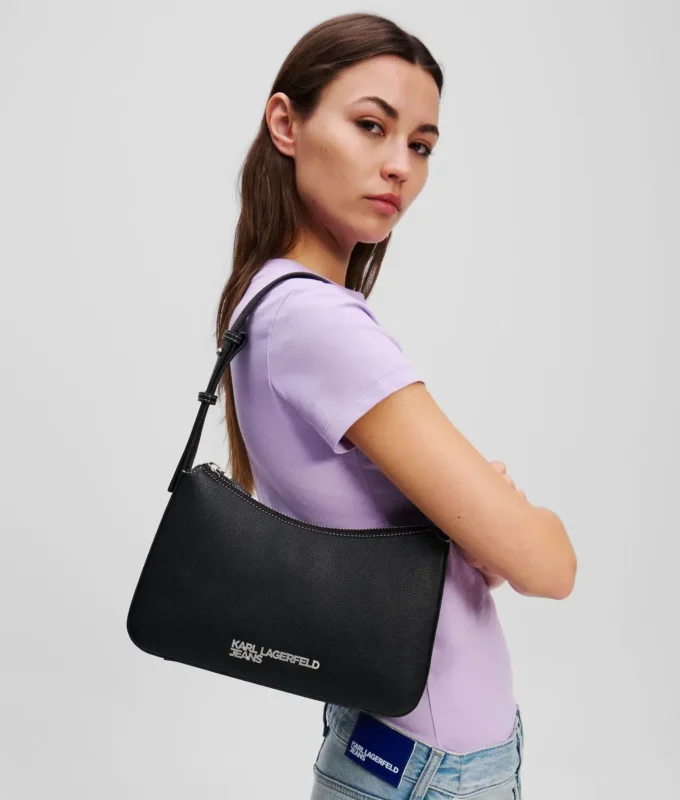 BOLSO DE HOMBRO CON LOGOTIPO METÁLICO BOLSO DE HOMBRO CON LOGOTIPO METÁLICO