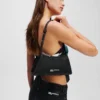 BOLSO DE HOMBRO PEQUEÑO CON LOGOTIPO METÁLICO BOLSO DE HOMBRO PEQUEÑO CON LOGOTIPO METÁLICO