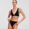 BRALETTE CON ESCOTE PROFUNDO Y LOGOTIPO ESSENTIAL BRALETTE CON ESCOTE PROFUNDO Y LOGOTIPO ESSENTIAL