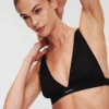 BRALETTE CON ESCOTE PROFUNDO Y LOGOTIPO ESSENTIAL BRALETTE CON ESCOTE PROFUNDO Y LOGOTIPO ESSENTIAL