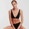 BRALETTE CON ESCOTE PROFUNDO Y LOGOTIPO ESSENTIAL BRALETTE CON ESCOTE PROFUNDO Y LOGOTIPO ESSENTIAL