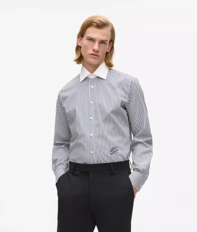 Camisa a rayas con cuello en contraste Camisa a rayas con cuello en contraste