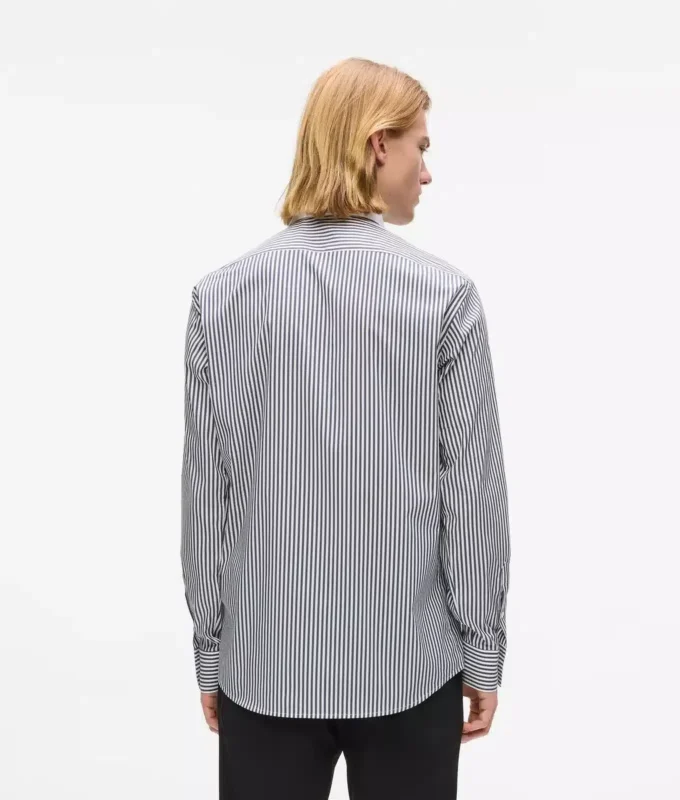 Camisa a rayas con cuello en contraste Camisa a rayas con cuello en contraste