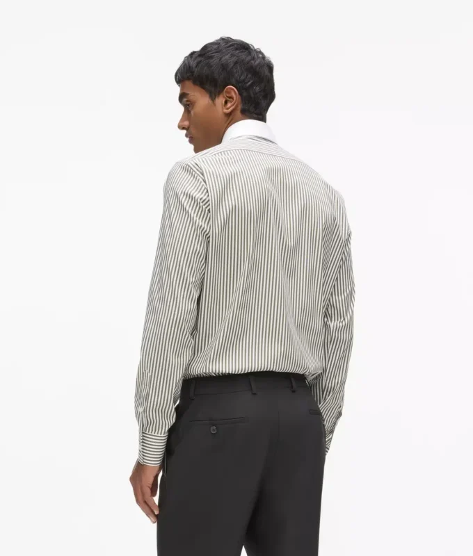 Camisa a rayas con cuello en contraste Camisa a rayas con cuello en contraste