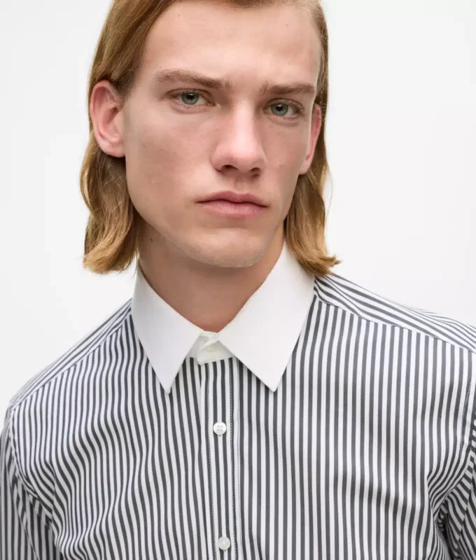 Camisa a rayas con cuello en contraste Camisa a rayas con cuello en contraste