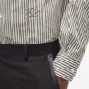 Camisa a rayas con cuello en contraste Camisa a rayas con cuello en contraste