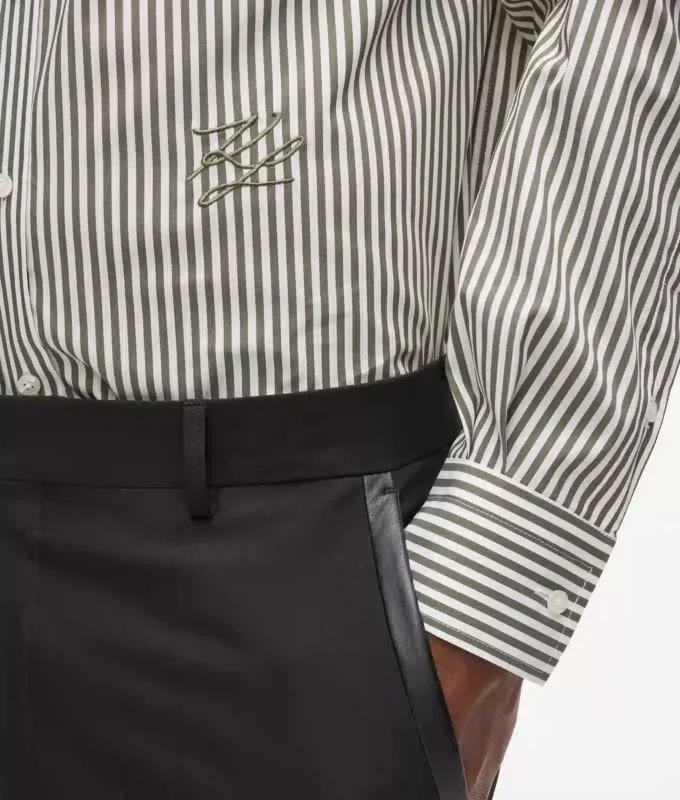 Camisa a rayas con cuello en contraste Camisa a rayas con cuello en contraste