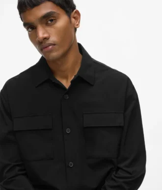 Camisa con bolsillo en el pecho