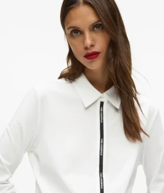 Camisa con cinta con el logotipo