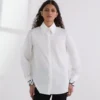CAMISA CON PUÑOS CARACTERÍSTICOS CAMISA CON PUÑOS CARACTERÍSTICOS