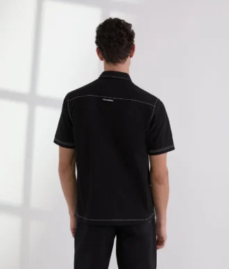 CAMISA DE MANGA CORTA CON COSTURAS CONTRASTADAS