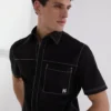 CAMISA DE MANGA CORTA CON COSTURAS CONTRASTADAS