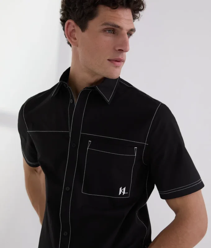 CAMISA DE MANGA CORTA CON COSTURAS CONTRASTADAS