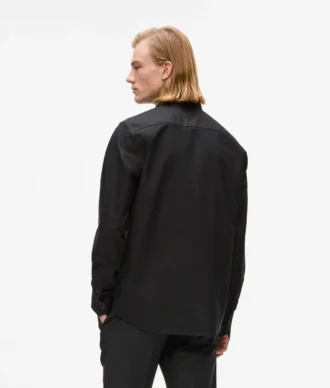 Camisa negra clásica