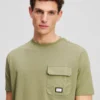 CAMISETA CON BOLSILLO EN EL PECHO CAMISETA CON BOLSILLO EN EL PECHO