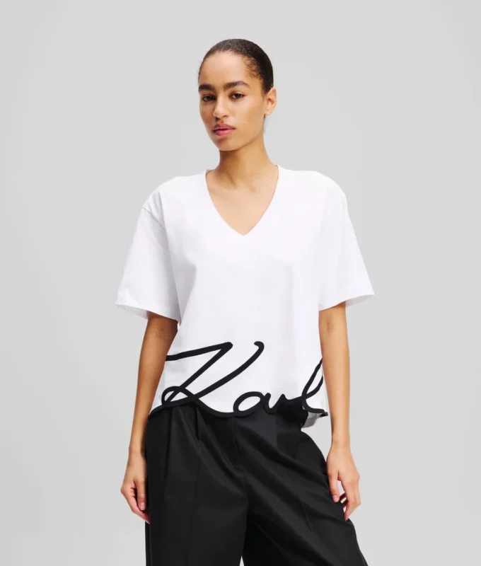 CAMISETA CON CUELLO EN V CAMISETA CON CUELLO EN V