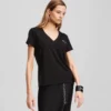 CAMISETA CON CUELLO EN V CAMISETA CON CUELLO EN V
