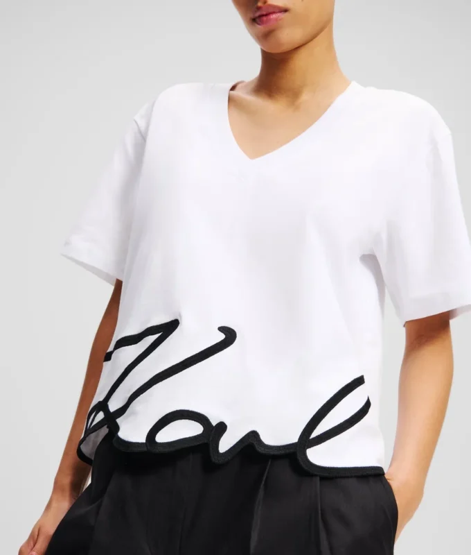 CAMISETA CON CUELLO EN V CAMISETA CON CUELLO EN V
