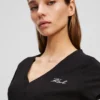 CAMISETA CON CUELLO EN V CAMISETA CON CUELLO EN V