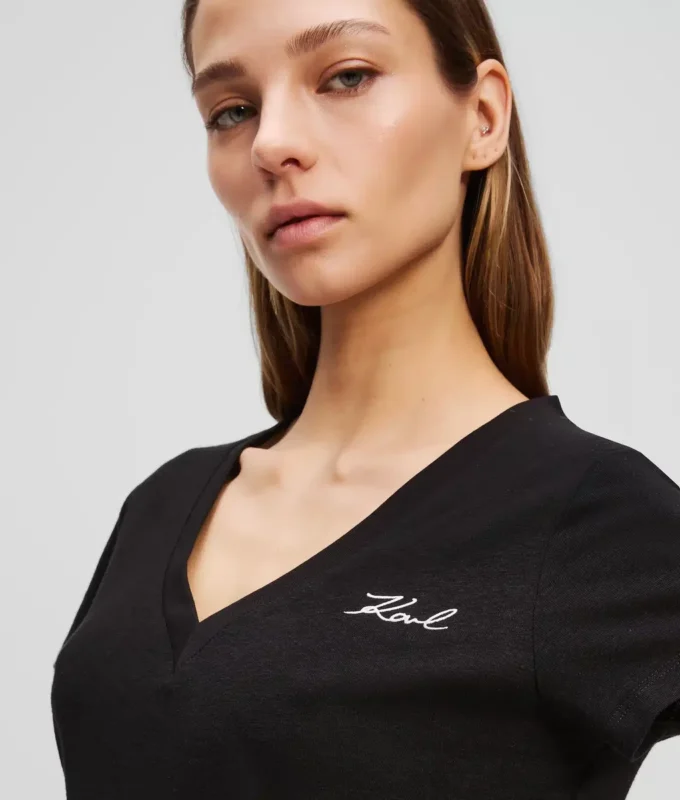 CAMISETA CON CUELLO EN V CAMISETA CON CUELLO EN V