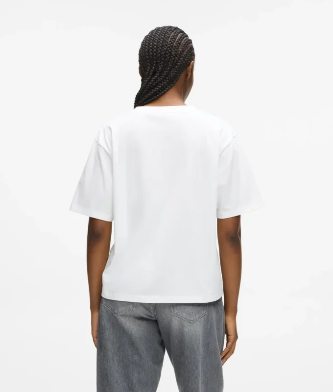 Camiseta con cuello en V y bajo característico Camiseta con cuello en V y bajo característico