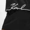 Camiseta con cuello en V y bajo característico Camiseta con cuello en V y bajo característico