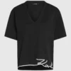 Camiseta con cuello en V y bajo característico Camiseta con cuello en V y bajo característico