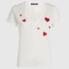 Camiseta con cuello en V y corazones Camiseta con cuello en V y corazones