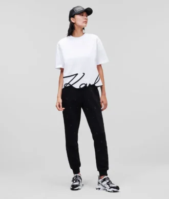 CAMISETA CON DOBLADILLO CARACTERÍSTICO