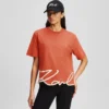 CAMISETA CON DOBLADILLO CARACTERÍSTICO CAMISETA CON DOBLADILLO CARACTERÍSTICO