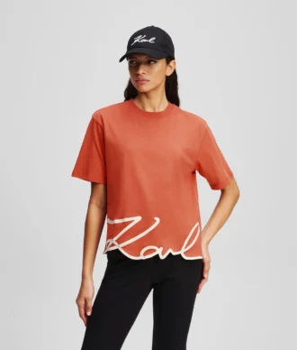 CAMISETA CON DOBLADILLO CARACTERÍSTICO