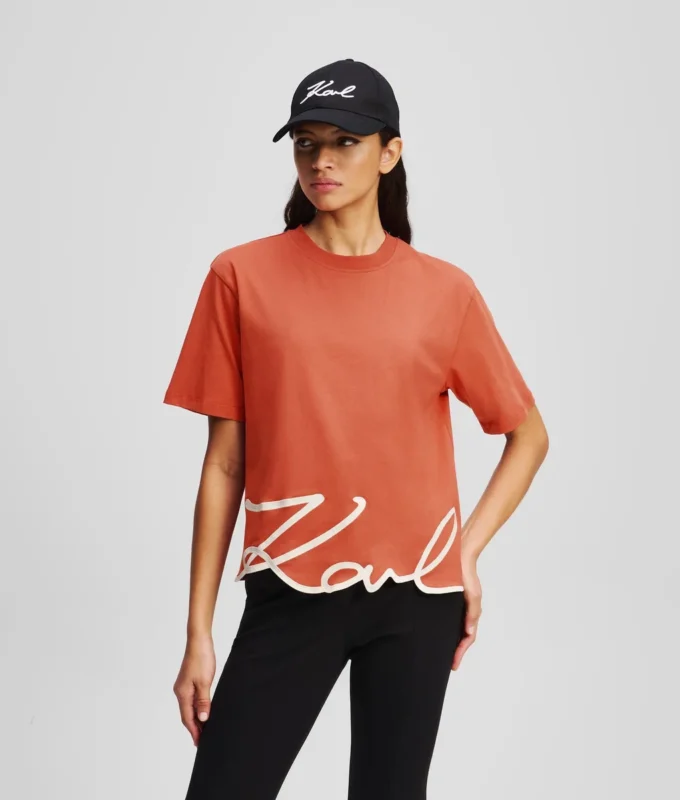 CAMISETA CON DOBLADILLO CARACTERÍSTICO CAMISETA CON DOBLADILLO CARACTERÍSTICO