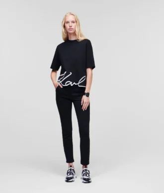 CAMISETA CON DOBLADILLO CARACTERÍSTICO